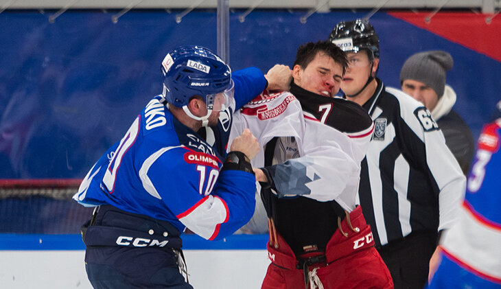 Фотография поста в ленте Кровавый бой в КХЛ – два драчуна разбили друг другу лица