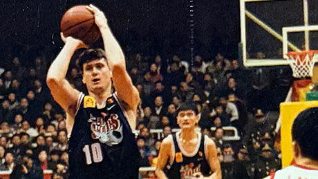 Игра с Яо Мином, уроки Кондрашина и Мессины, развитие Шведа и Понкрашова. Андрей Мальцев открывает фотоальбом