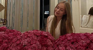 🌹«С днем рождения, солнышко!» Малрин задарил девушку розами