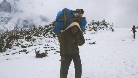 Шерпы, или горные носильщики: кто они, сколько зарабатывают и как живут?