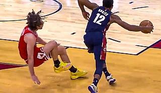 Вот это финт «перелом лодыжек» в НБА – завалившийся соперник реально получил травму!