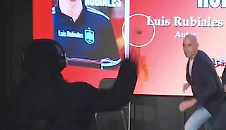 В Рубиалеса кинул яйца собственный дядя. На презентации книги «Убить Рубиалеса» – о том самом поцелуе