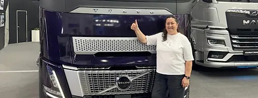 Вяльбе сфоткалась на фоне грузовика Volvo – Volvo в бешенстве, начали расследование