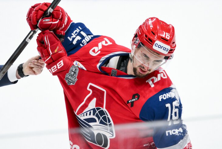 Фотография поста в ленте Удар в голову от защитника «Трактора» – до крови! В ответ игрок «Локо» избил соперника