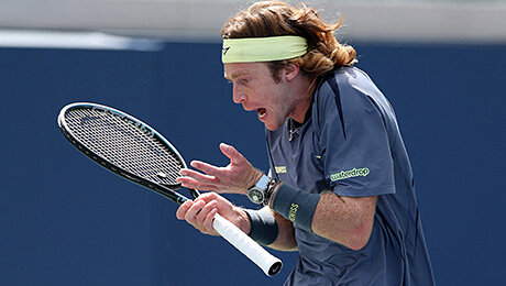 Теннисисты выгорают и постоянно ломаются. Так почему теннис – самый полезный спорт?