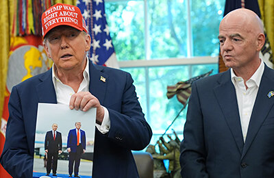 Неловкость дня: это лицо Инфантино, когда Трамп тряс перед ним фотографией с Путиным