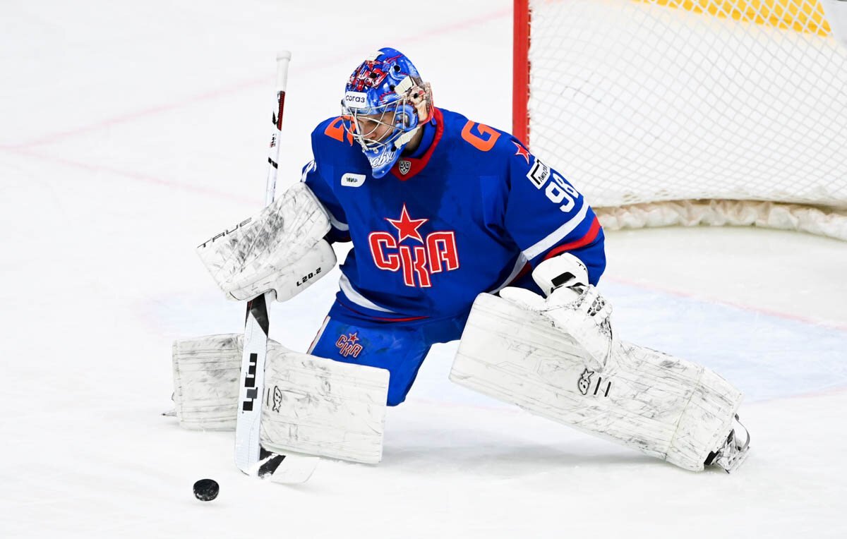 Мощная драка в КХЛ: капитан СКА повалился на лед после жестких ударов