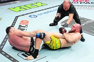 Шоу от русского бразильца в UFC: вышел под «Матушку» и четвертый раз подряд скрутил сопернику пятку