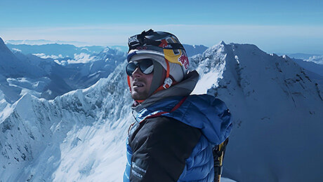 Чумовой рекорд на Эвересте: он спустился с вершины на лыжах и без кислородных баллонов