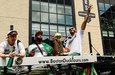 Нырнем в зеленое море! Парад в Бостоне собрал больше миллиона фанов
