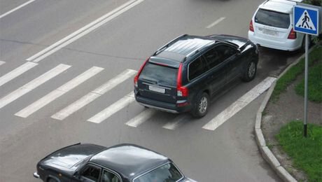 Как правильно припарковаться у пешеходного перехода, чтобы не получить штраф