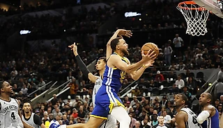 Пока Вемби топтал Грина, Карри сравнялся с Джорданом: набрал половину очков и решил с линии