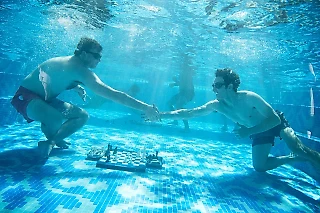 Ниманн сыграл почти голым – теперь он чемпион по подводным шахматам