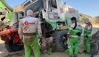 На «Дакаре» гоночный грузовик разнес авто местного на полном ходу! Причем на маршруте рейда