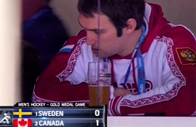 Вся боль Овечкина в одном фото. 10 лет назад он пил пиво и смотрел финал Олимпиады в Сочи