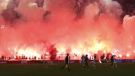 «Это позор». Ультрас «Аякса» сорвали матч бесконечными файерами