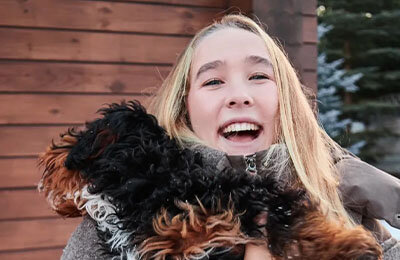 Мирра завела собаку – не лабрадудля, а бернедудля