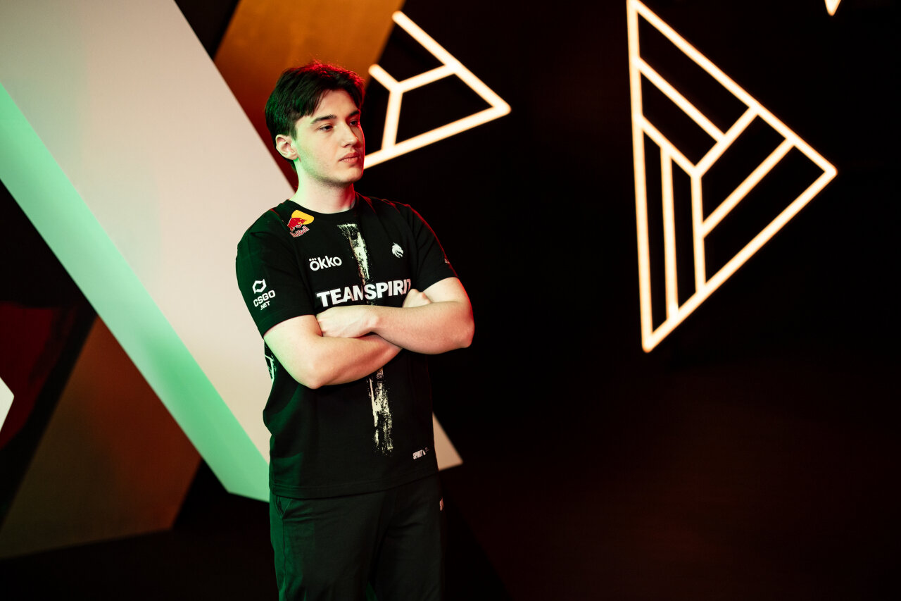 Что мы знаем о Коллапсе? Любит «Ведьмака» и свою машину, не любит Доту