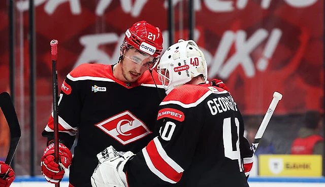 Спорный дебют Георгиева в «Спартаке»: явная ошибка, 4 шайбы, итоговая победа