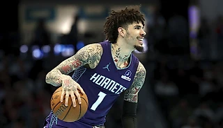 Ламело хотел дать пас в стиле Йокича. Зарядил Брансону в лицо