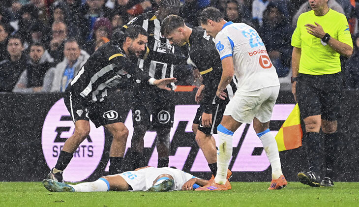 Игрок «Марселя» рухнул на поле во время матча. Напугал