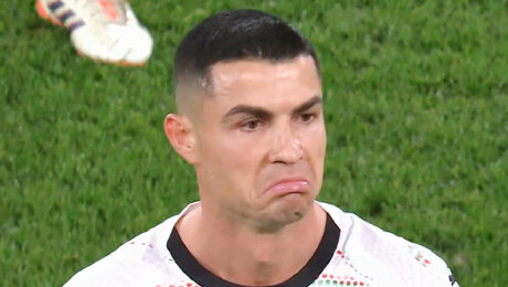 Прямая красная Роналду: ударил соперника локтем. Психанул