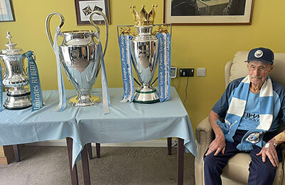 102-летнему фанату «Сити» привезли все три свежих трофея. Дедуля болеет за клуб почти век!