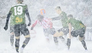 Снежный финал чемпионата Канады: супергол в падении через себя и празднования в сугробах