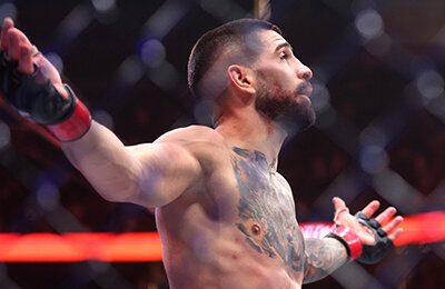 «Я положу тебе яйца на лоб!» Топурия эпично забрал еще один пояс UFC и чуть не устроил драку в октагоне