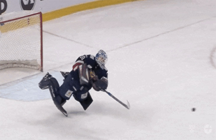 Креативная передача вратаря Набокова: остановил шайбу и в падении отдал под чужую синюю