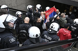 На Евро неспокойно: сербы подрались с англичанами (или албанцами?), в фан-зоне ударили девушку, провокаций с флагами уже несколько