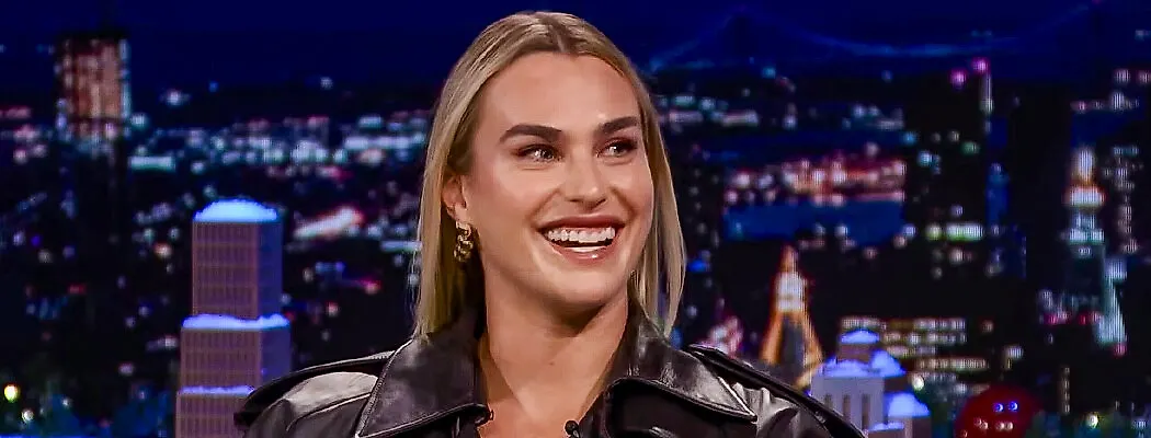 Красивая Соболенко пришла на ток-шоу – рисовала на лице ведущего, грозила Кириосу