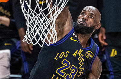 Леброн повторил самые знаковые моменты карьеры. В игре против родной команды!