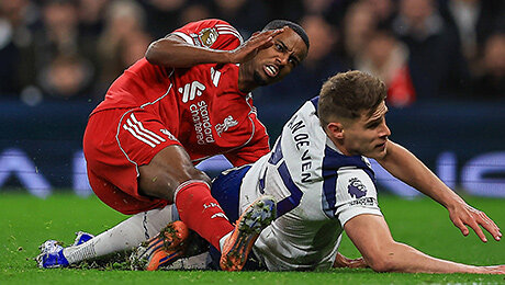 Исак сломал ногу прямо во время гола. Дорогущий форвард выбыл на несколько месяцев