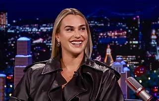 Красивая Соболенко пришла на ток-шоу – рисовала на лице ведущего, грозила Кириосу