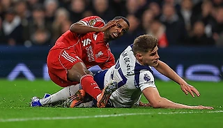 Похоже, у Исака перелом ноги. Что известно?