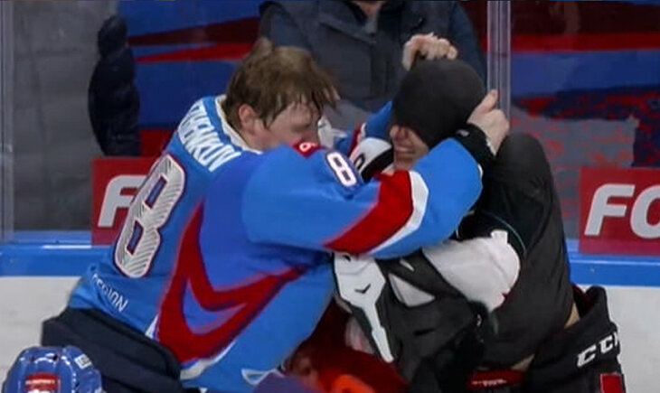 Такой драки в плей-офф еще не было: игрок «Лады» раздел соперника из «Авангарда»
