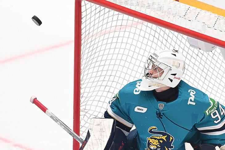 Как дебютировать в КХЛ и пропустить 4 гола после 10 бросков? Вратарь «Сочи» сыграл в матче, где его команда сгорела 1:10