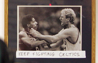 Берд и Доктор Джей душат друг друга: что стоит за легендарной фотографией