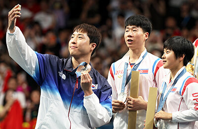 Фото дня: олимпийцы из КНДР и Южной Кореи сделали селфи!