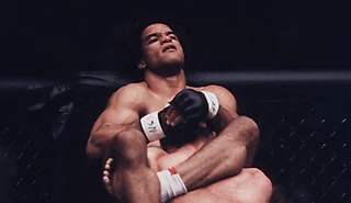 Бруталити из UFC: боец-легенда попался на удушающий, но поднял соперника и вырубил броском об канвас