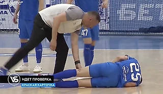 Как думаете, что тут происходит? Спортивный врач и «метод майора Пэйна» в футзале!