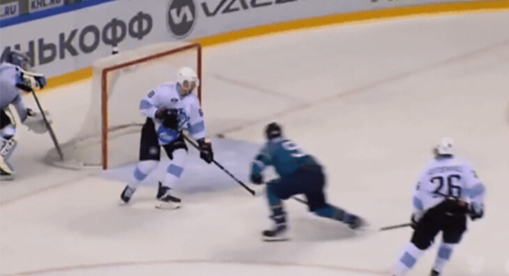 Игрок получил шайбу перед пустыми воротами. Что было дальше?