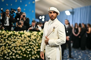 Хэмилтон – король главного модного раута: возглавил Met Gala и ослепил костюмом с «валютой»