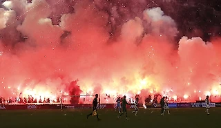 «Это позор». Ультрас «Аякса» сорвали матч бесконечными файерами