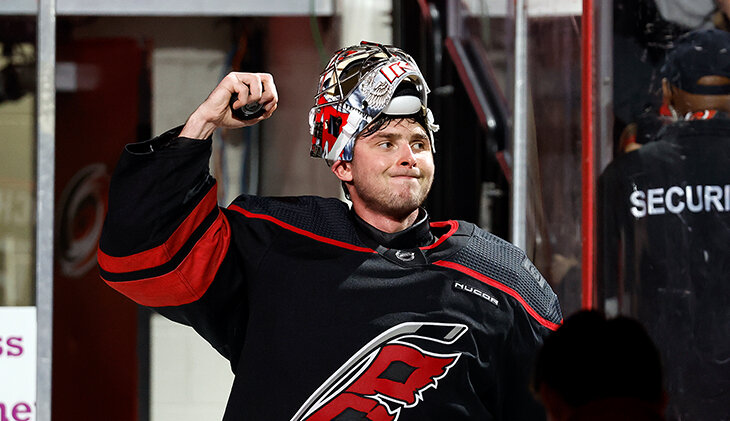 «Раздевалка на 23 игроков, а меня посадили на стульчик прям посреди нее». Русский вратарь «Каролины» рассказал все