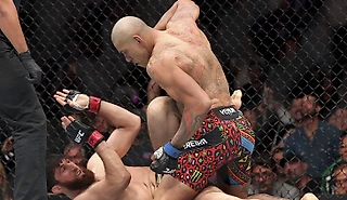 Перейра нокаутировал Анкалаева! Вернул пояс UFC за 1,5 минуты