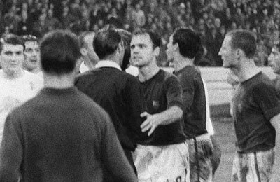 Первая встреча «Челси» и «Барсы». В Лондоне заливали поле, чтобы сломать стиль каталонцев