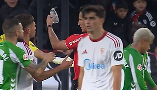 Из-за пластиковой бутылки на 10 минут прервали дерби Севильи. Судью не отговорили даже пострадавшие