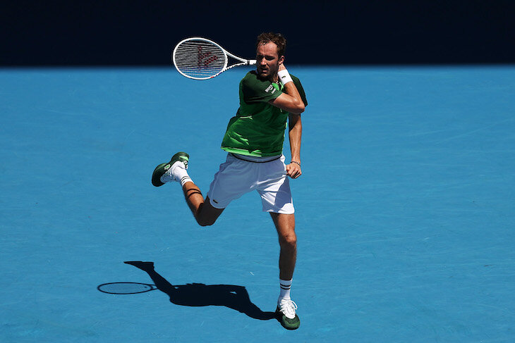 Сумбурный старт Медведева на Australian Open: играл грязно, отдал сет, а соперника сломали судороги